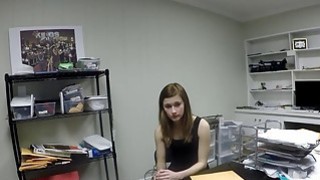 女同性宝贝热烈地吃金发女郎在工作中自慰